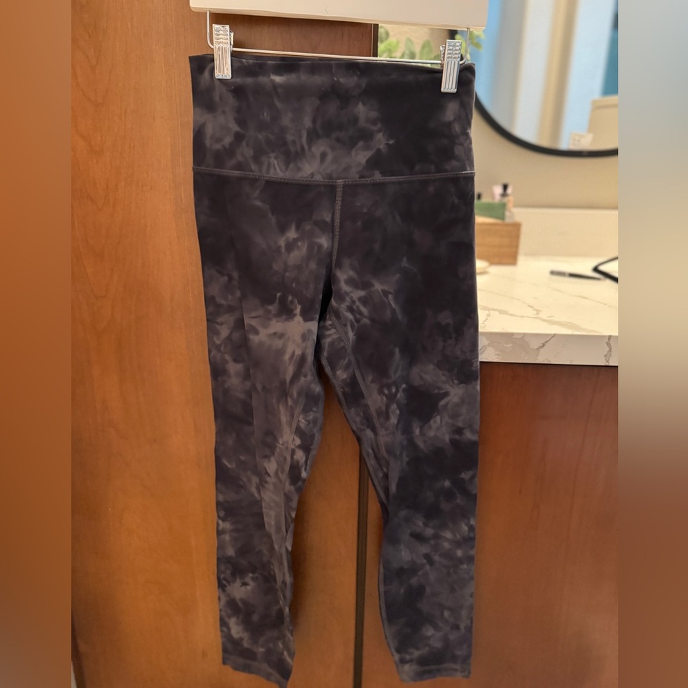 - Lululemon women’s tonal  print Leggings